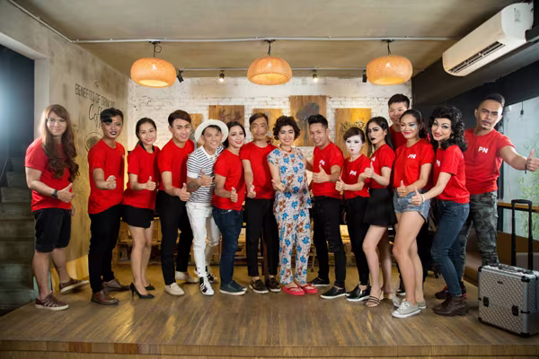 Diễn viên Lê Khánh "chặt chém" chuyên gia trang điểm Phúc Nghĩa ảnh 9 Diễn viên Lê Khánh "chặt chém" chuyên gia trang điểm Phúc Nghĩa ảnh 9