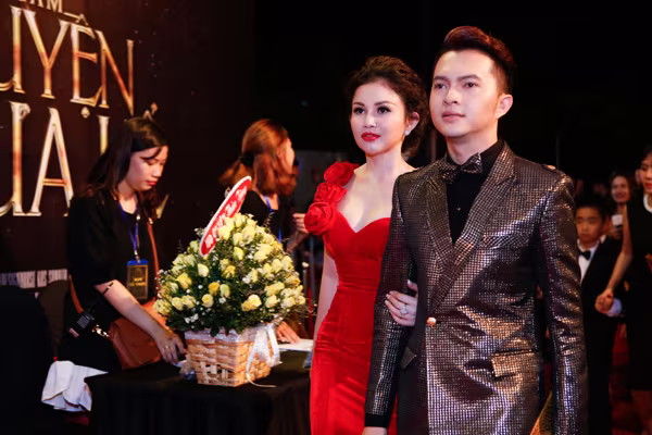 Janny Thủy Trần diện đầm khoe vai trần và vòng 1 gợi cảm ảnh 3 Janny Thủy Trần diện đầm khoe vai trần và vòng 1 gợi cảm ảnh 3