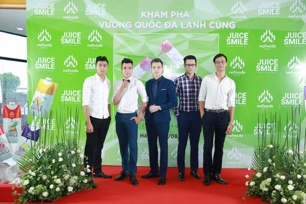 Á hậu Dương Tú Anh khám phá "vương quốc đá lạnh Juice Smile" ảnh 9 Á hậu Dương Tú Anh khám phá "vương quốc đá lạnh Juice Smile" ảnh 9