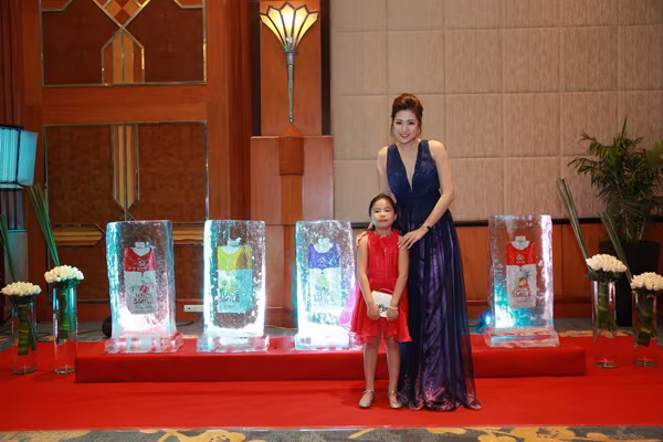 Á hậu Dương Tú Anh khám phá "vương quốc đá lạnh Juice Smile" ảnh 5 Á hậu Dương Tú Anh khám phá "vương quốc đá lạnh Juice Smile" ảnh 5