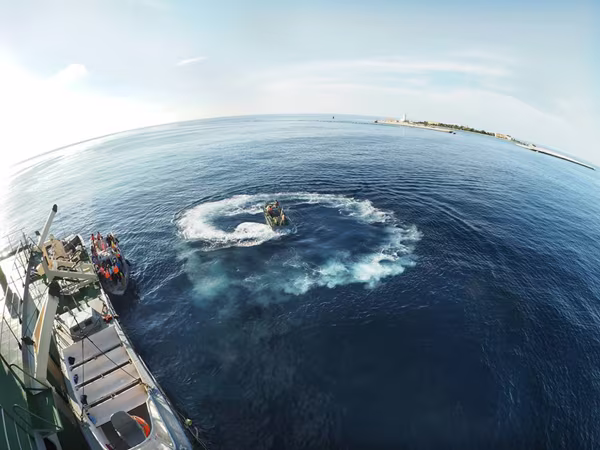 Triển lãm ảnh báo chí "Trường Sa - nơi ta đến" ảnh 4 Triển lãm ảnh báo chí "Trường Sa - nơi ta đến" ảnh 4