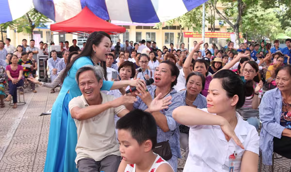 "Cô gái Trường Sa" mang "gió biển" vào bệnh viện ảnh 5 "Cô gái Trường Sa" mang "gió biển" vào bệnh viện ảnh 5