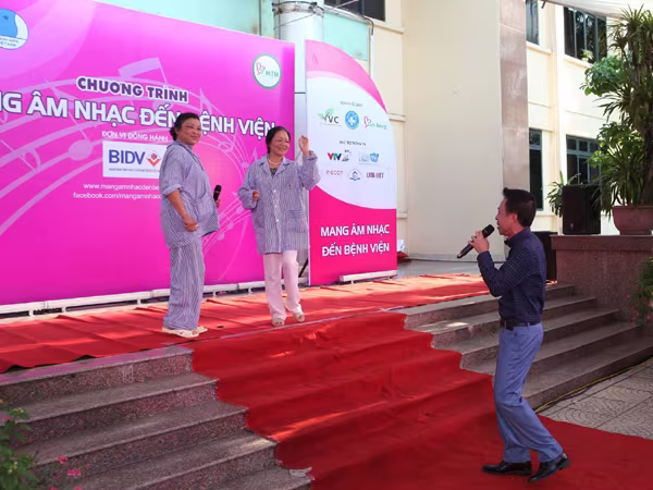 "Cô gái Trường Sa" mang "gió biển" vào bệnh viện ảnh 6 "Cô gái Trường Sa" mang "gió biển" vào bệnh viện ảnh 6
