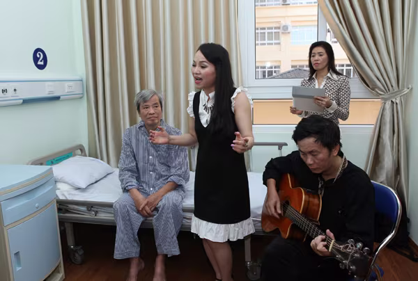 "Cô gái Trường Sa" mang "gió biển" vào bệnh viện ảnh 1 "Cô gái Trường Sa" mang "gió biển" vào bệnh viện ảnh 1