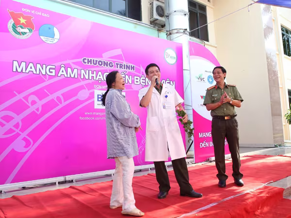 "Cô gái Trường Sa" mang "gió biển" vào bệnh viện ảnh 7 "Cô gái Trường Sa" mang "gió biển" vào bệnh viện ảnh 7
