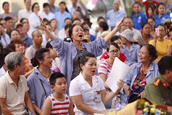 "Cô gái Trường Sa" mang "gió biển" vào bệnh viện ảnh 8 "Cô gái Trường Sa" mang "gió biển" vào bệnh viện ảnh 8