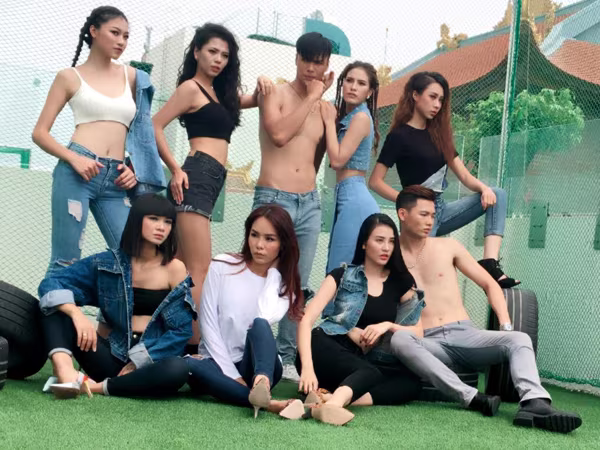 Bất ngờ với vòng eo siêu mỏng của bà mẹ 3 con - siêu mẫu Hạ Vy ảnh 4 Bất ngờ với vòng eo siêu mỏng của bà mẹ 3 con - siêu mẫu Hạ Vy ảnh 4