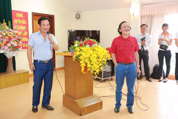 Á hậu Huyền My vui đùa với trẻ em khuyết tật ảnh 7