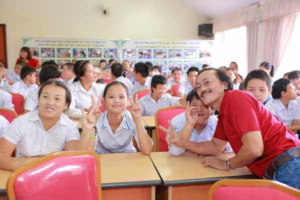 Á hậu Huyền My vui đùa với trẻ em khuyết tật ảnh 6