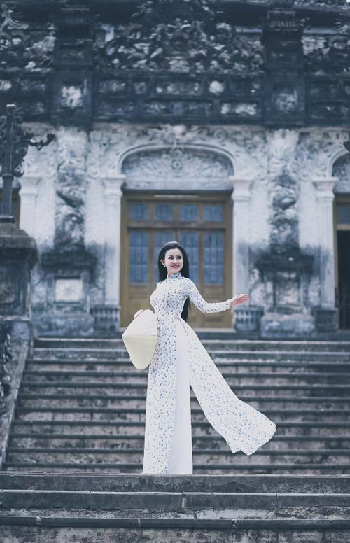 Đến Huế mộng mơ, Janny Thủy Trần khoe vẻ đẹp dịu dàng với áo dài ảnh 2