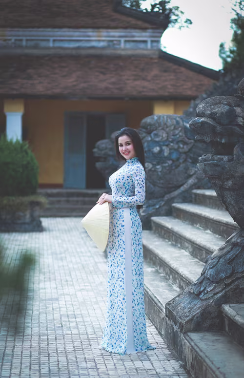 Đến Huế mộng mơ, Janny Thủy Trần khoe vẻ đẹp dịu dàng với áo dài ảnh 1