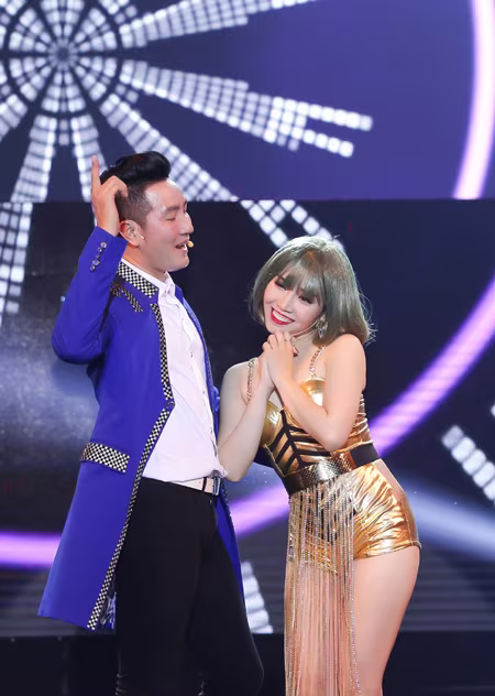 Minh Trang Ly Ly khóc trong liveshow khi hát ca khúc về cha ảnh 7 Minh Trang Ly Ly khóc trong liveshow khi hát ca khúc về cha ảnh 7