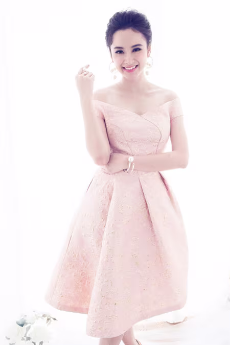 Angela Phương Trinh "ghi điểm" với vẻ đẹp ngọt ngào đầy nữ tính ảnh 3 Angela Phương Trinh "ghi điểm" với vẻ đẹp ngọt ngào đầy nữ tính ảnh 3