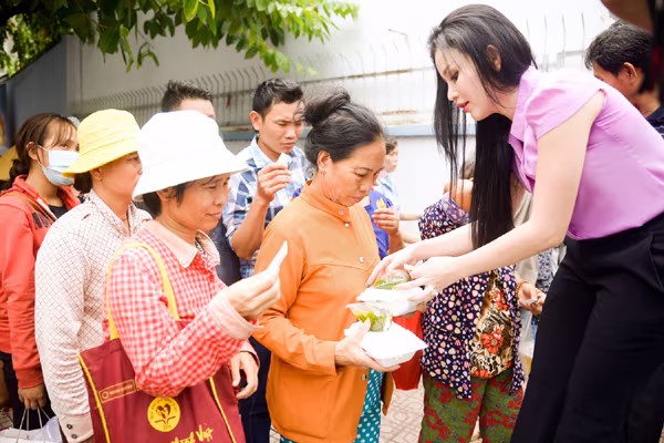 Người đẹp Janny Thủy Trần mướt mồ hôi trao cơm từ thiện ảnh 6 Người đẹp Janny Thủy Trần mướt mồ hôi trao cơm từ thiện ảnh 6
