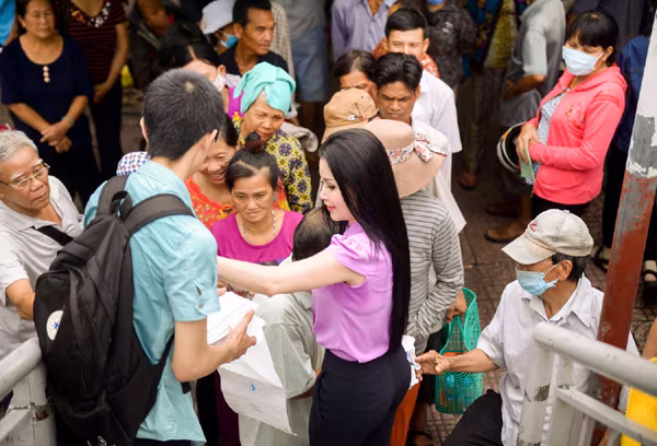 Người đẹp Janny Thủy Trần mướt mồ hôi trao cơm từ thiện ảnh 5 Người đẹp Janny Thủy Trần mướt mồ hôi trao cơm từ thiện ảnh 5