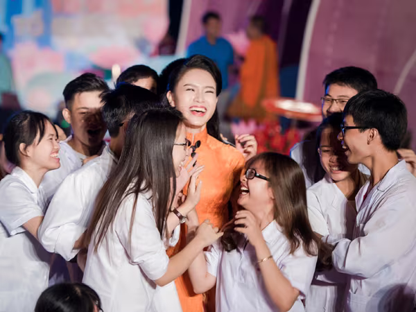 Diện áo dài lạ mắt, "người đẹp truyền thông" Ngọc Vân bị vây kín ở sự kiện ảnh 8 Diện áo dài lạ mắt, "người đẹp truyền thông" Ngọc Vân bị vây kín ở sự kiện ảnh 8