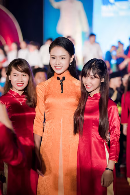 Diện áo dài lạ mắt, "người đẹp truyền thông" Ngọc Vân bị vây kín ở sự kiện ảnh 7 Diện áo dài lạ mắt, "người đẹp truyền thông" Ngọc Vân bị vây kín ở sự kiện ảnh 7