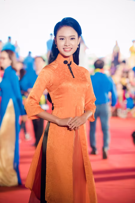 Diện áo dài lạ mắt, "người đẹp truyền thông" Ngọc Vân bị vây kín ở sự kiện ảnh 1 Diện áo dài lạ mắt, "người đẹp truyền thông" Ngọc Vân bị vây kín ở sự kiện ảnh 1