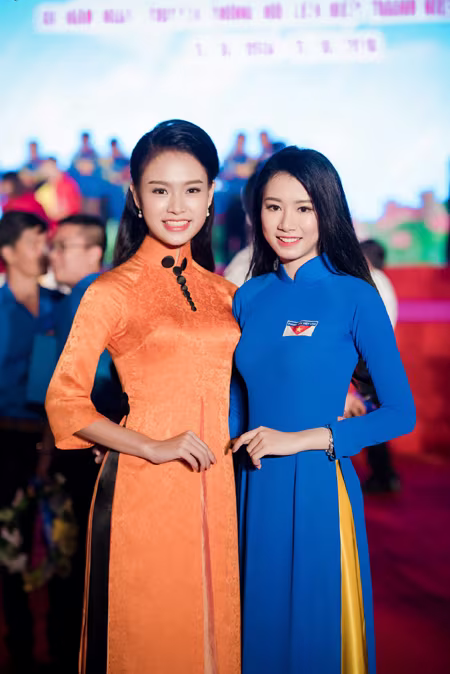 Diện áo dài lạ mắt, "người đẹp truyền thông" Ngọc Vân bị vây kín ở sự kiện ảnh 6 Diện áo dài lạ mắt, "người đẹp truyền thông" Ngọc Vân bị vây kín ở sự kiện ảnh 6