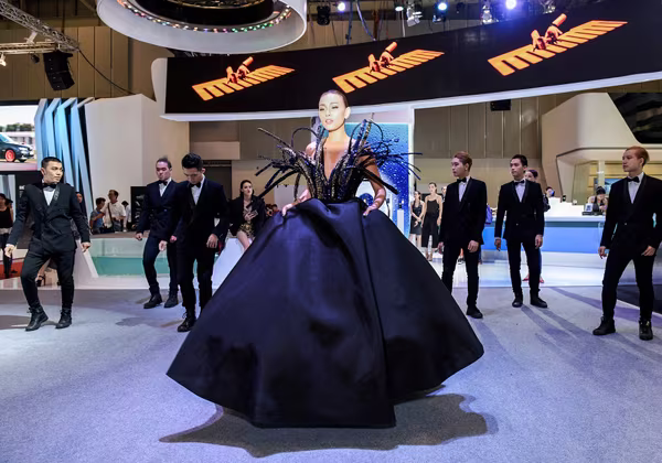 Siêu mẫu Diệu Huyền nổi bật bên ca sỹ Isacc tại sự kiện ảnh 1