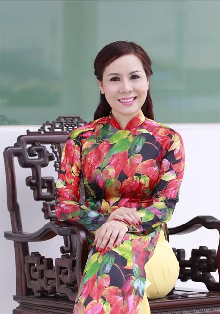 Nữ hoàng Kim Chi đẹp lạ với áo dài họa tiết lá thu ảnh 2