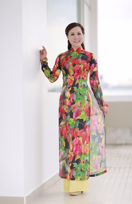 Nữ hoàng Kim Chi đẹp lạ với áo dài họa tiết lá thu ảnh 4