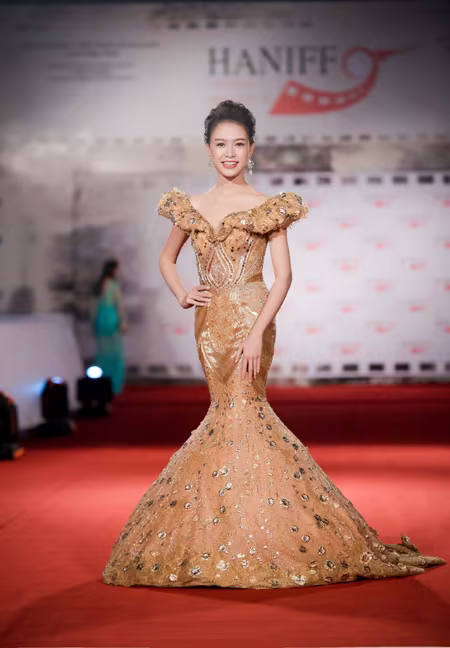 Người đẹp truyền thông Ngọc Vân tình tứ khoác tay Hứa Vĩ Văn trên thảm đỏ ảnh 2 Người đẹp truyền thông Ngọc Vân tình tứ khoác tay Hứa Vĩ Văn trên thảm đỏ ảnh 2