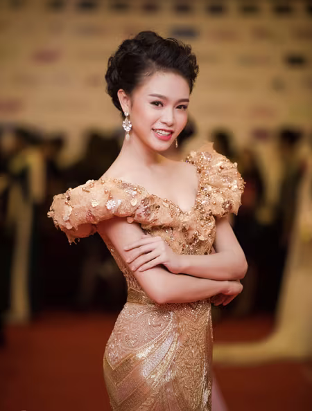 Người đẹp truyền thông Ngọc Vân tình tứ khoác tay Hứa Vĩ Văn trên thảm đỏ ảnh 4 Người đẹp truyền thông Ngọc Vân tình tứ khoác tay Hứa Vĩ Văn trên thảm đỏ ảnh 4