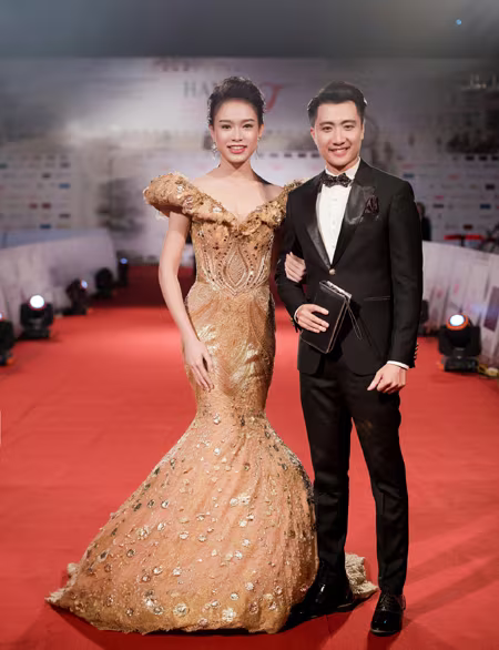 Người đẹp truyền thông Ngọc Vân tình tứ khoác tay Hứa Vĩ Văn trên thảm đỏ ảnh 7 Người đẹp truyền thông Ngọc Vân tình tứ khoác tay Hứa Vĩ Văn trên thảm đỏ ảnh 7