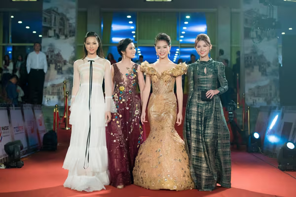 Người đẹp truyền thông Ngọc Vân tình tứ khoác tay Hứa Vĩ Văn trên thảm đỏ ảnh 6 Người đẹp truyền thông Ngọc Vân tình tứ khoác tay Hứa Vĩ Văn trên thảm đỏ ảnh 6