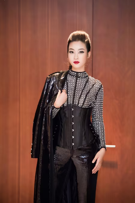 Choáng ngợp với phong cách thời trang ấn tượng của Hoa hậu Mỹ Linh tại VIFW 2016 ảnh 5 Choáng ngợp với phong cách thời trang ấn tượng của Hoa hậu Mỹ Linh tại VIFW 2016 ảnh 5