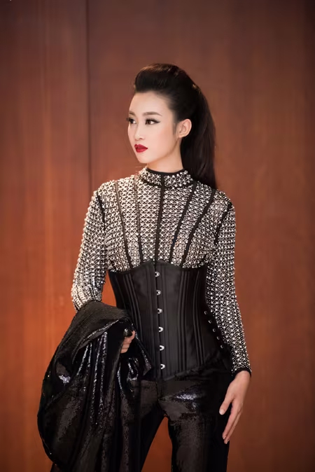 Choáng ngợp với phong cách thời trang ấn tượng của Hoa hậu Mỹ Linh tại VIFW 2016 ảnh 6 Choáng ngợp với phong cách thời trang ấn tượng của Hoa hậu Mỹ Linh tại VIFW 2016 ảnh 6
