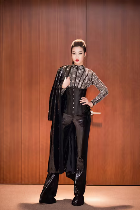 Choáng ngợp với phong cách thời trang ấn tượng của Hoa hậu Mỹ Linh tại VIFW 2016 ảnh 7 Choáng ngợp với phong cách thời trang ấn tượng của Hoa hậu Mỹ Linh tại VIFW 2016 ảnh 7