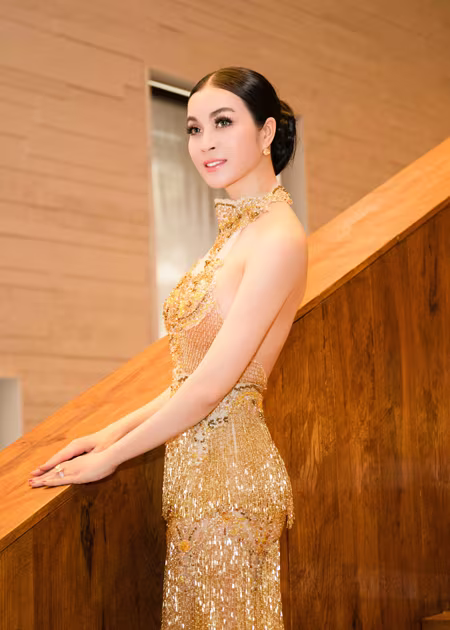 Diện váy đính 3.000 viên pha lê, MC Thanh Mai khoe vóc dáng gợi cảm ảnh 2 Diện váy đính 3.000 viên pha lê, MC Thanh Mai khoe vóc dáng gợi cảm ảnh 2