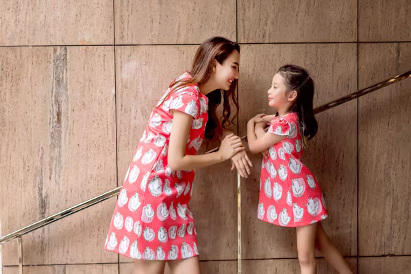 Hoa hậu Ngọc Diễn diện đồ đôi gợi cảm cùng con gái xuống phố ảnh 9 Hoa hậu Ngọc Diễn diện đồ đôi gợi cảm cùng con gái xuống phố ảnh 9