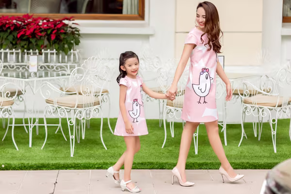 Hoa hậu Ngọc Diễn diện đồ đôi gợi cảm cùng con gái xuống phố ảnh 4 Hoa hậu Ngọc Diễn diện đồ đôi gợi cảm cùng con gái xuống phố ảnh 4