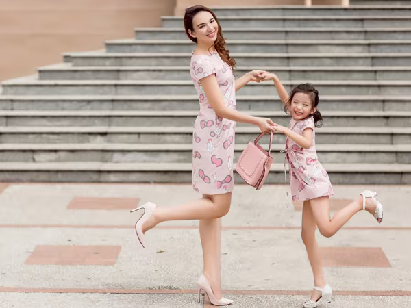 Hoa hậu Ngọc Diễn diện đồ đôi gợi cảm cùng con gái xuống phố ảnh 6 Hoa hậu Ngọc Diễn diện đồ đôi gợi cảm cùng con gái xuống phố ảnh 6