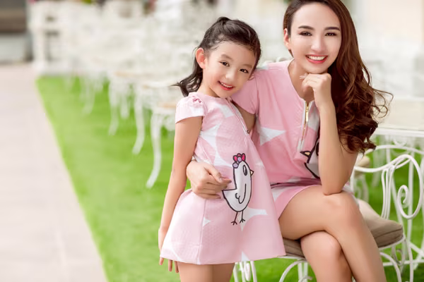 Hoa hậu Ngọc Diễn diện đồ đôi gợi cảm cùng con gái xuống phố ảnh 8 Hoa hậu Ngọc Diễn diện đồ đôi gợi cảm cùng con gái xuống phố ảnh 8