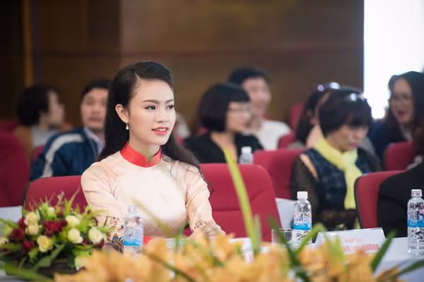 "Cô gái vàng" Hoa hậu Việt Nam 2016 rạng ngời dự họp báo "Ngày chủ nhật Đỏ" ảnh 6 "Cô gái vàng" Hoa hậu Việt Nam 2016 rạng ngời dự họp báo "Ngày chủ nhật Đỏ" ảnh 6