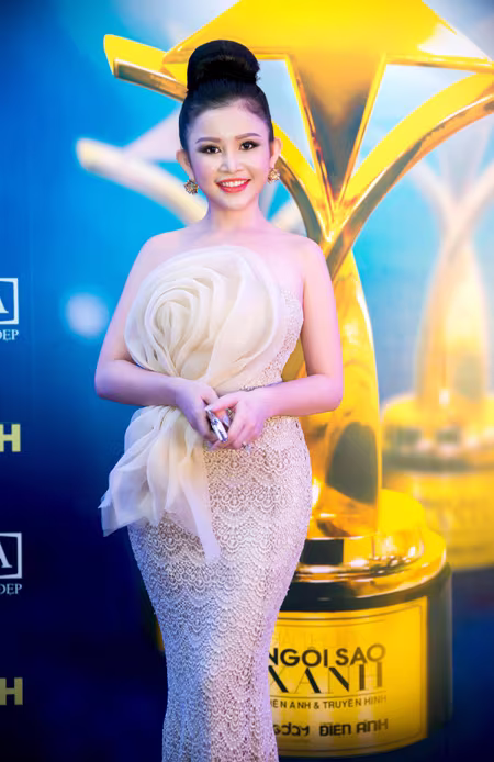 Hoa hậu Janny Thuỷ Trần đẹp kiêu sa trên thảm đỏ ảnh 4 Hoa hậu Janny Thuỷ Trần đẹp kiêu sa trên thảm đỏ ảnh 4