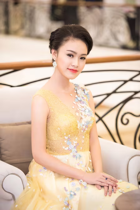 "Cô gái vàng" Hoa hậu Việt Nam ngày càng "lột xác" quyến rũ ảnh 7 "Cô gái vàng" Hoa hậu Việt Nam ngày càng "lột xác" quyến rũ ảnh 7