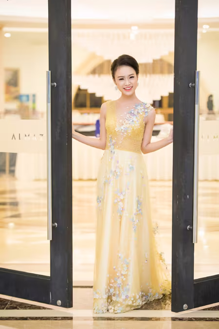 "Cô gái vàng" Hoa hậu Việt Nam ngày càng "lột xác" quyến rũ ảnh 2 "Cô gái vàng" Hoa hậu Việt Nam ngày càng "lột xác" quyến rũ ảnh 2