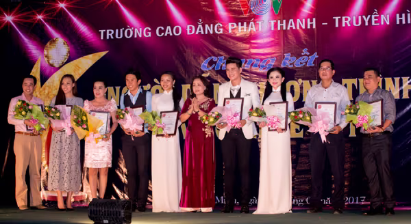 Hoa hậu Janny Thuỷ Trần rạng ngời trên "ghế nóng" ảnh 7