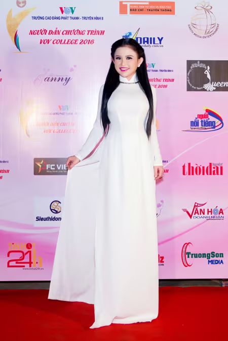 Hoa hậu Janny Thuỷ Trần rạng ngời trên "ghế nóng" ảnh 2