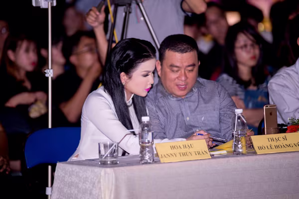 Hoa hậu Janny Thuỷ Trần rạng ngời trên "ghế nóng" ảnh 4