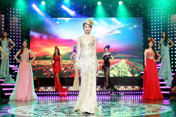 Hoa hậu Lê Thanh Thúy làm vedette trong show thời trang đầu năm mới ảnh 2