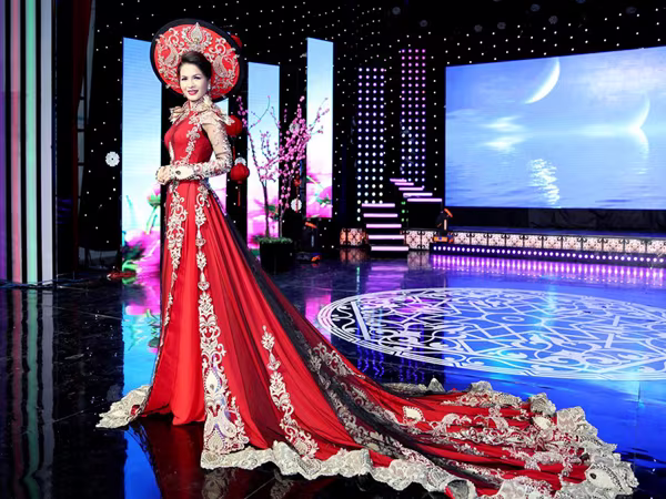 Hoa hậu Lê Thanh Thúy làm vedette trong show thời trang đầu năm mới ảnh 4