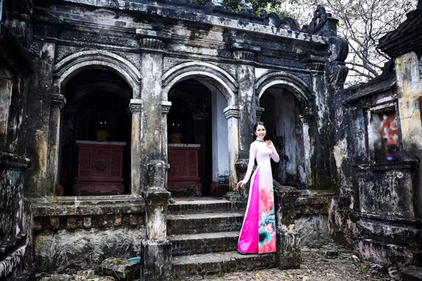 Hoa hậu Dương Kim Ánh rạng ngời đi lễ chùa ảnh 3