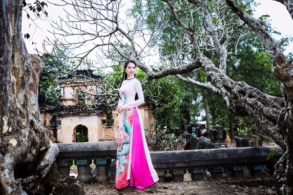 Hoa hậu Dương Kim Ánh rạng ngời đi lễ chùa ảnh 5