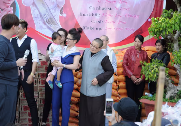 Hoa hậu Lê Thanh Thúy giản dị đi làm từ thiện ảnh 2 Hoa hậu Lê Thanh Thúy giản dị đi làm từ thiện ảnh 2